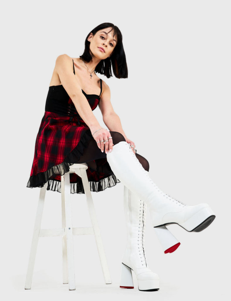 SO IN LOVE
  
  Too Cute Platform Knee High Boots in White faux leather. These platform boots feature a minimalist look with a heart shaped heel, keeping it nice and classy. Made with eco-friendly materials and 100% cruelty-free, these platform boots are as ethical as they are chic.
  
  - Platform Height
  - Knee length
  - Heart shaped heel
  - Lace up
  - Red sole
  - White zip
  - High Heel
  - 100% vegan 
  
  SKU: LMF 3314 - WhitePU