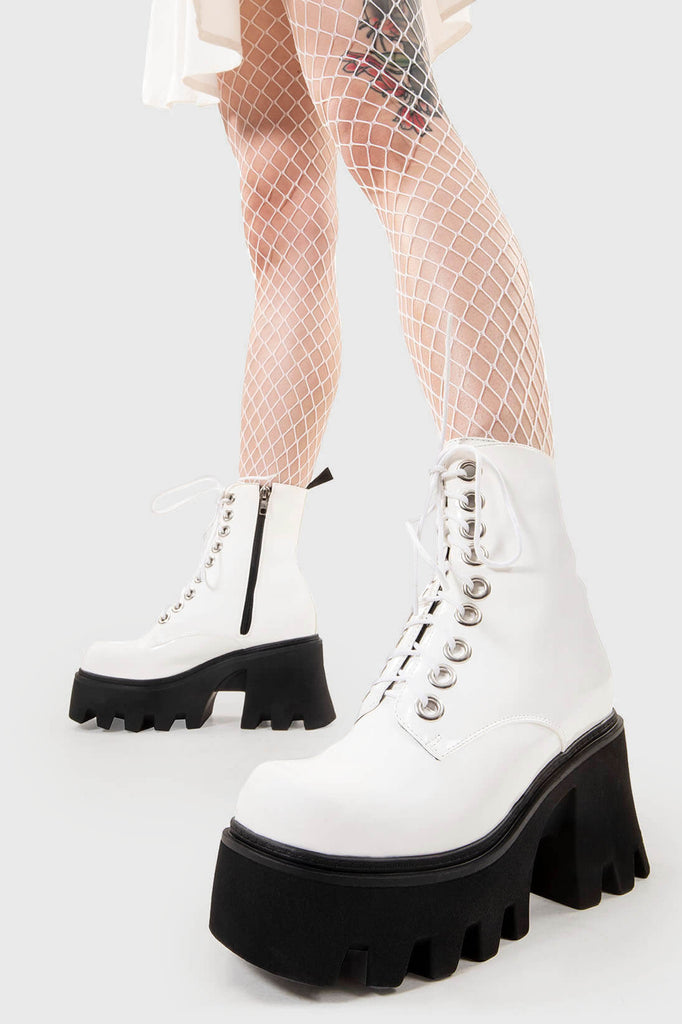 TAKE ON THE WORLD
  
  Run To You Chunky Platform Ankle Boots in White Patent. These vegan Boots feature a CHUNKY Platform sole and large O shaped eyelets, perfect for adding height and edge to any outfit. Made with eco-friendly materials and 100% cruelty-free, these Boots are as ethical as they are hot!
  
  
  - Platform Height: 3.3 inch
  - Black zipper
  - Lace up
  - O shaped buckle and silver eyelets
  - CHUNKY Platform sole
  - Square toe 
  - 100% vegan 
  
  SKU: LMF 1370 - WhitePAT
